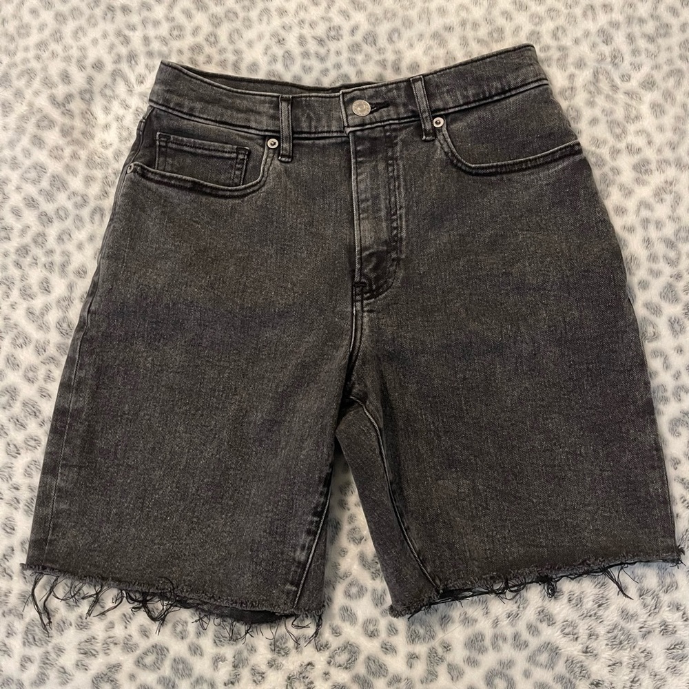 EXPRESS Women’s Black Light Acid Washed Jeans Short. Size 4